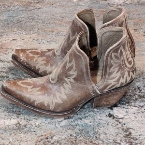 Ariat Dixon Distressed Booties